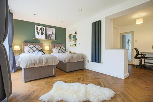 Grace House - Prime Location - Driveway Parking, Pool Table, Fast Wifi, Self Check-In and Smart TV with Sky TV and Netflix by Yoko Property - Housity