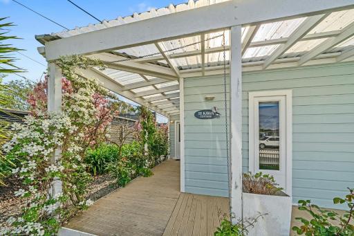 Te Kawa Cottage - Martinborough Holiday Home - Housity