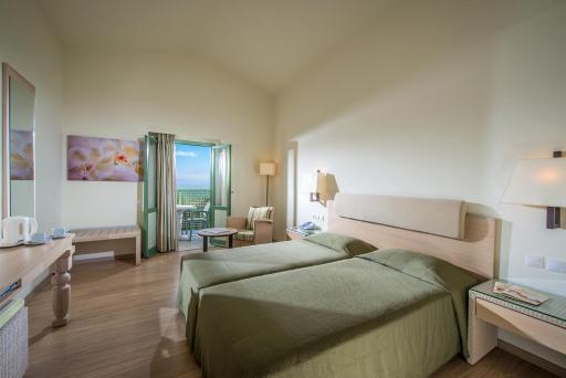 Silva Beach Hotel - Housity