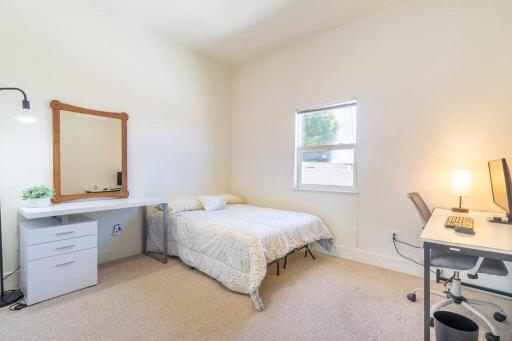 Huge Modern 4 Bedroom Flat w/ City Views and Deck - Housity