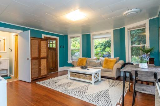 Large funky 2 or 3 bedroom unit in prime location - Housity