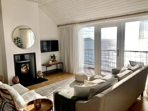 Relax with spectacular views and Hot Tub - Housity