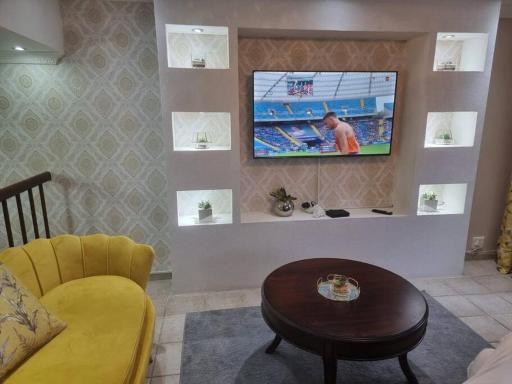 STUNNING LAKESIDE VILLA IN GOLF ESTATE - Housity