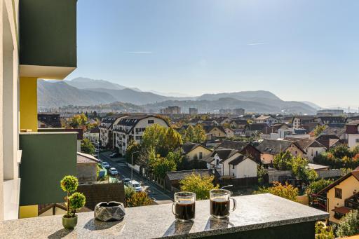 Happy Place with Mountain View - Housity