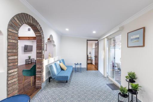 Spacious Home with Garden & Pool - Housity