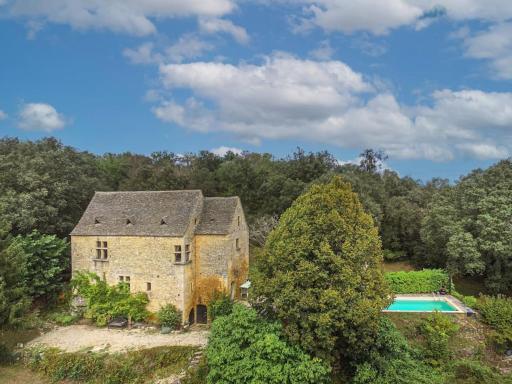 Secluded Woodland Villa with Pool - Housity
