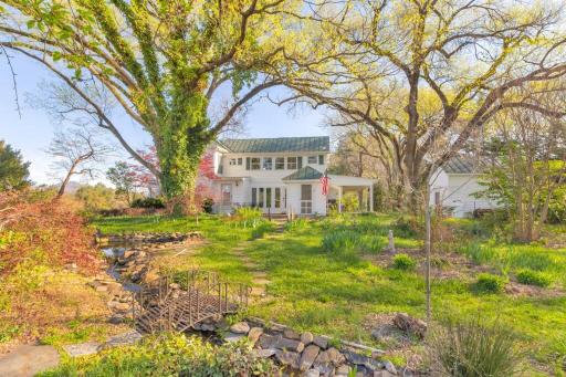 Huge Farmhouse with Heated Pool for Vacations and Retreats - Housity