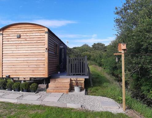 Shepherds Hut with hot tub on Anglesey North Wales - Housity