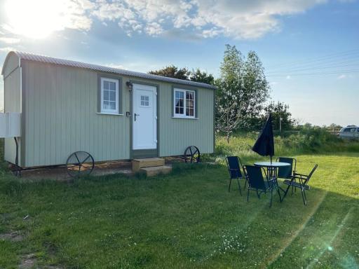 Beautiful 1 Bed Shepherd Hut in Warwickshire - Housity