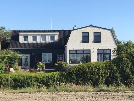 T Huuske tuinappartement met fantastisch uitzicht, nabij Zee - Housity