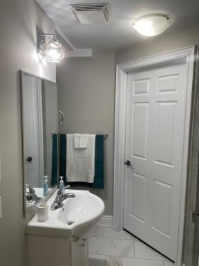 Stunning & cozy freshly renovated 2 bedroom basement unit - Housity