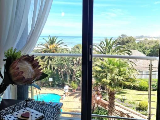 Apartment18Lifestyle Gordons Bay Beachfront - Housity