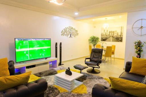 Cc & Cg Homes Luxury 4 Bedrooms Apartment - Housity