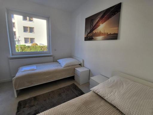 Monteurzimmer mit zwei einzelnen Betten in einer 3Zi Wohnung mit Küche und Bad - Housity