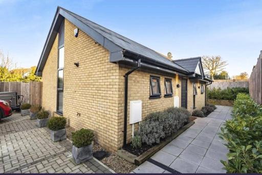 2 - Bedroom Bungalow - Free gated parking - Housity