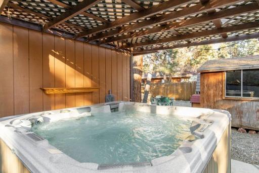 Hot Tub, Fire Pit & Pet Friendly Lazy Bear Lodge - Housity