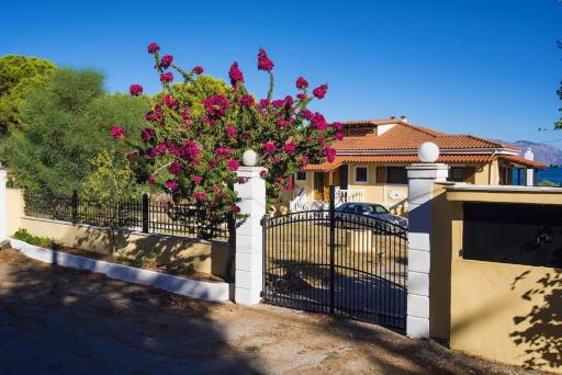 Beachfront villa in Galaxidi - Housity