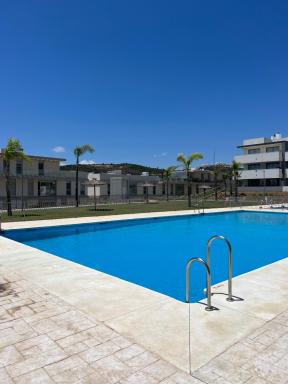 Serenity Views appartement lumineux avec terrasse, nature et piscine - Housity