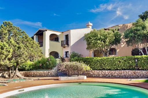 Residence con piscina a Liscia di Vacca, 350 mt dal mare, 3 km da Porto Cervo - Housity