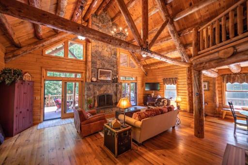 Luxe Log cabin with hot tub/spa/steam room! - Housity