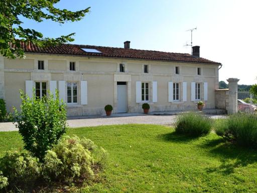 Gîte viticole avec jardin clos, terrasse, jeux et visites de distillerie en Charente - FR-1-653-30 - Housity