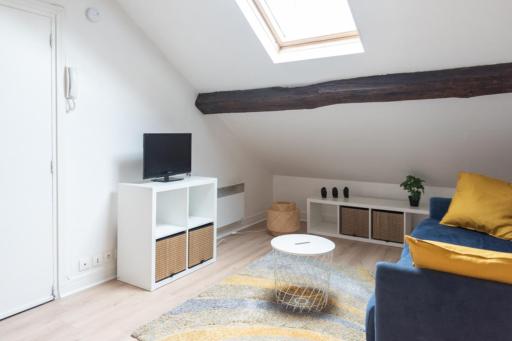 Attic apartment with exposed beams - Housity