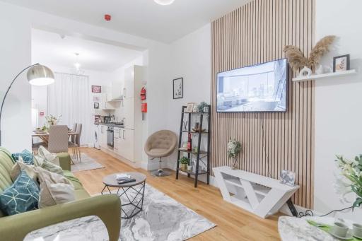 Luxury 3 Bed 3 Bath Wembley Townhouse - Housity