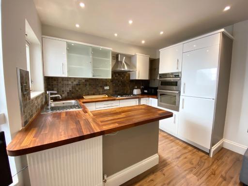 Stylish Maisonette and Studio in Victoria - Housity