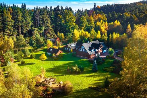 Cottage: AŽ PO UŠI („Head over heels“) - Housity