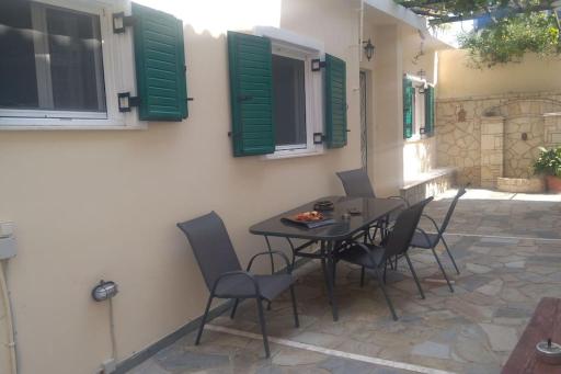 Detached house with a lovely yard 5' walk from Metro Station Agios Dimitrios and METRO MALL - Housity