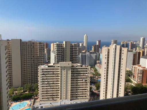Rascacielo bonito mirando al mar - Housity