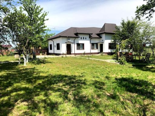 Large 3 bedroom cottage, strong internet connection ready for remote work - Housity