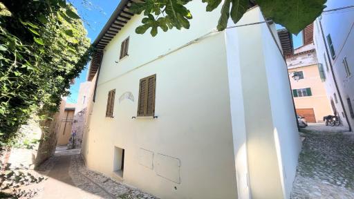 huge town house in Spoleto storico - car unnecessary - wifi - sleeps 10 - Housity