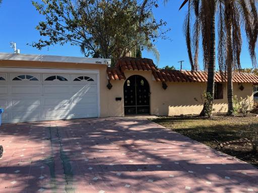 Moroccan style home with swimming pool - Housity