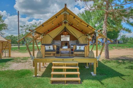 Idyllic Safari Tent at BeeWeaver Honey Farm - Housity