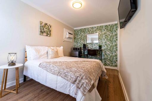 BB Unit 20 - Adorable Tiny Unit - Decked Out Cabana/Pool Area - Housity