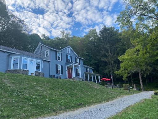 Laurel Highlands Private Estate with Barn & 80 Acres of scenic mountain trails. - Housity