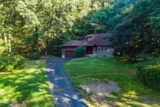 Rustic Peaceful 4 BR Home w/ King Bed/Fireplace! - Housity