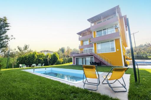 Villa with Private Pool and Garden in Kartepe - Housity