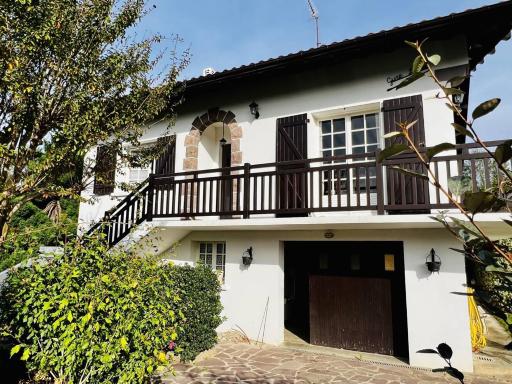 Maison T4 à Cambo-les-Bains: 5 couchages, jardin arboré, balcon, cheminée, animaux acceptés, Wi-Fi fibre - FR-1-495-114 - Housity