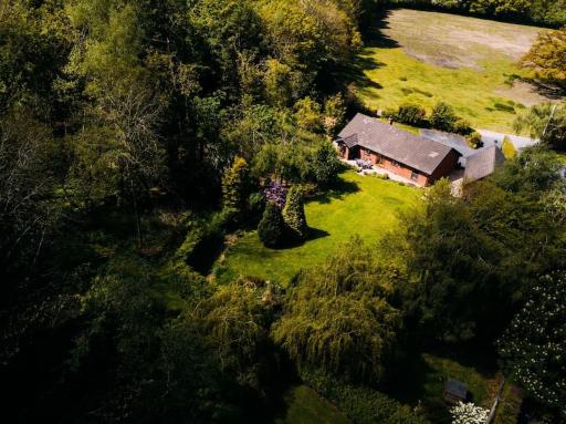 Country Crabtree Bungalow with large wild garden - Housity