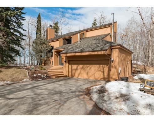 Beautiful House on Naturally Treed 3 acres lot - Housity