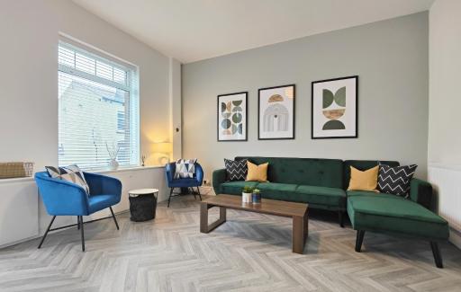 Stott House - Bright Spacious Townhouse 15 Minutes to Central Manchester With Free Parking - Housity