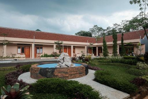 RedDoorz Plus Syariah at Hotel Indonesia Kajen - Housity