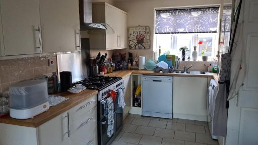 Brightly lit double room is available in a home - Housity
