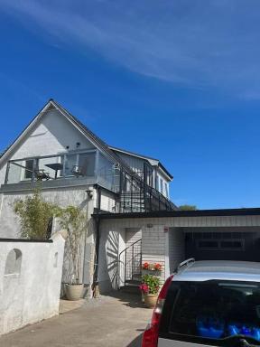 Rymlig och modern lägenhet i villa. Perfekt för familjer. Med parkering. - Housity