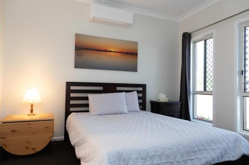 The Summer Lakeside Room - Housity
