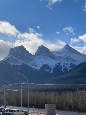 Amazing mountain views 1bd Apartment Canmore Banff - Housity