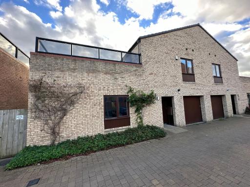 2 Bedroom Riverside Property with Roof Terrace - Housity
