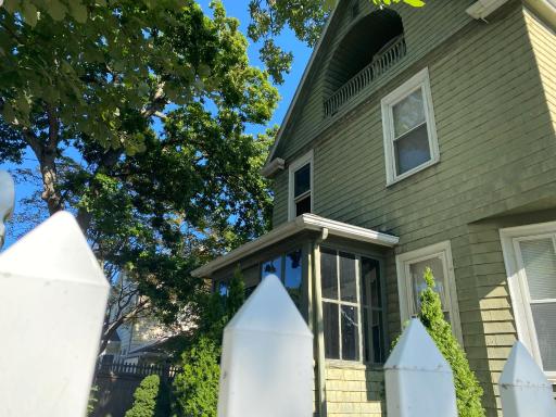 Peaceful 6-bedroom Home in a Quiet & Convenient Area - Housity